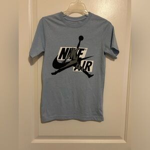 Nike Air Jordan Boys T-Shirt in Powder Blue size Medium